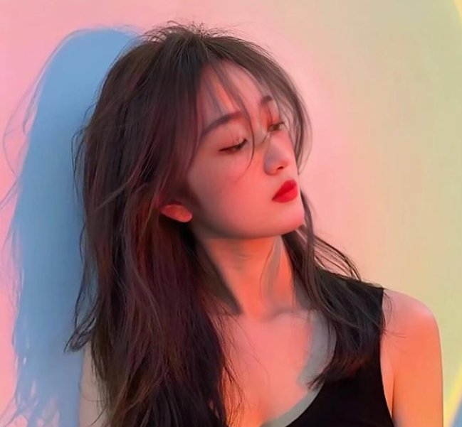 濠河边上的女人